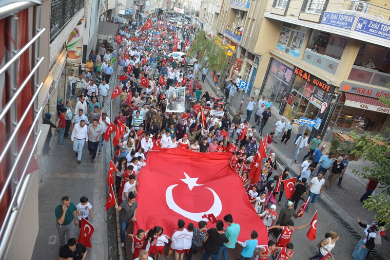 15 TEMMUZ ŞEHİTLERİNİ ANMA ve MİLLİ BİRLİK YÜRÜYÜŞÜ KIRIKHAN DA GERÇEKLEŞTİRİLDİ