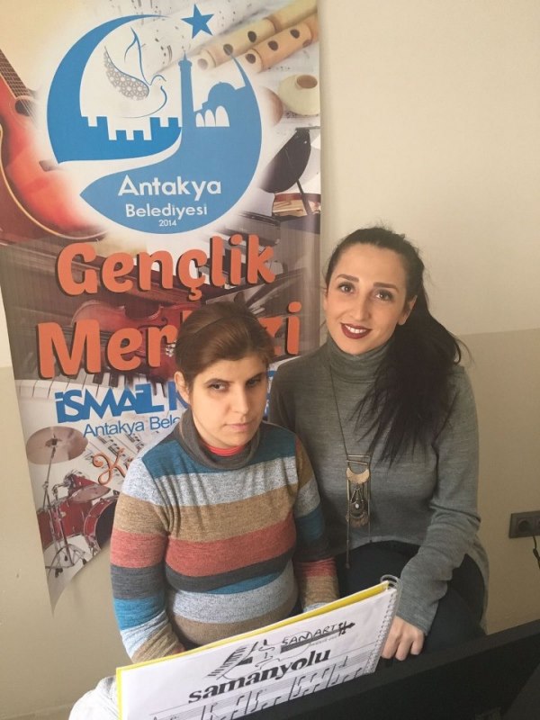 Antakya Belediyesi Gençlik Merkezi’nden Örnek Hizmet; GÖRME ENGELLİ ÖĞRENCİLER PİYANO EĞİTİMİ İLE SOSYAL HAYATA DÂHİL EDİLİYOR