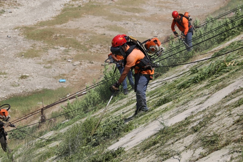 ASİ NEHRİ’NİN DUVAR KISIMLARI HBB EKİPLERİ TARAFINDAN TEMİZLENDİ