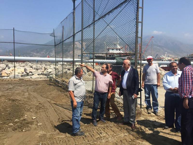 İSKENDERUN BELEDİYE BAŞKANI SEYFİ DİNGİL PLAJ FUTBOLU SAHASINDA İNCELEMELERDE BULUNDU