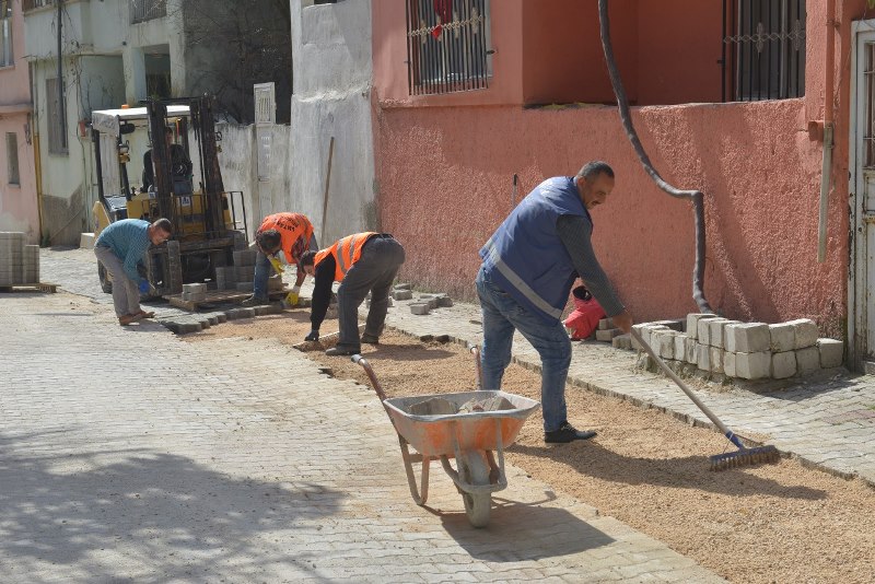 ŞEHİR GENELİNDE, BOZULAN YOLLARDA PARKE ONARIM ÇALIŞMALARI SÜRÜYOR