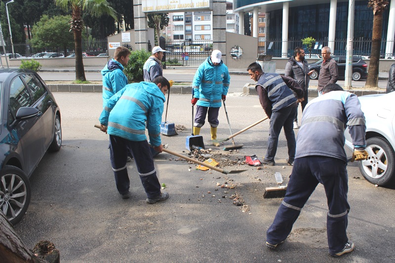 BÜYÜKŞEHİR EKİPLERİ YAŞANAN SEL FELAKETİ SONRASI YARALARI SARIYOR