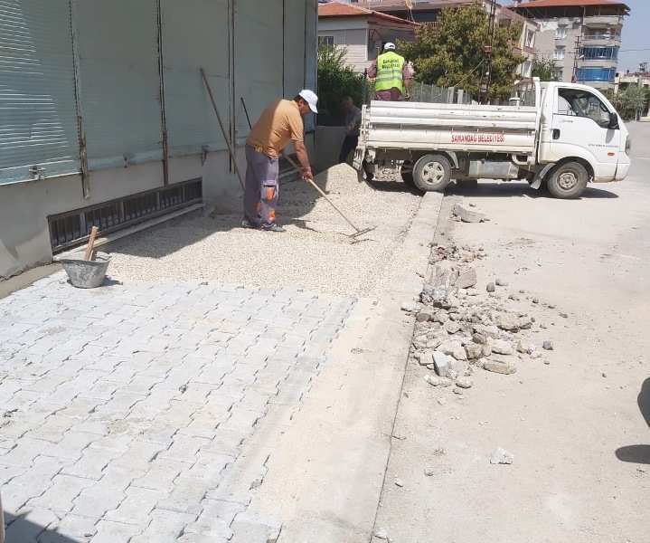 ŞEHİT BURHAN SEZER RENCÜZOĞULLARI CADDESİ’NDE KALDIRIM DÜZENLEME ÇALIŞMALARI DEVAM EDİYOR