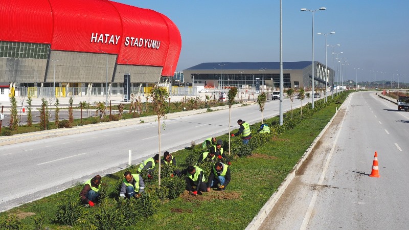 ORTA REFÜJ VE KAVŞAKLARDA BİTKİLENDİRME ÇALIŞMALARI DEVAM EDİYOR