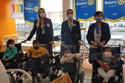 Hatay’da Spina Bifida Hastası çocuklara Akülü Sandalyeleri Teslim Edildi