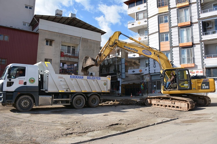 BAŞKAN YAVUZ YENİ SEMT PAZAR YERİNİN TEMEL KAZI ÇALIŞMALARINI BAŞLATTI