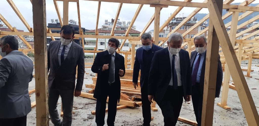 Hayırsever Şahin ailesinin yapımını üstlendiği okul inşaatında inceleme yapıldı