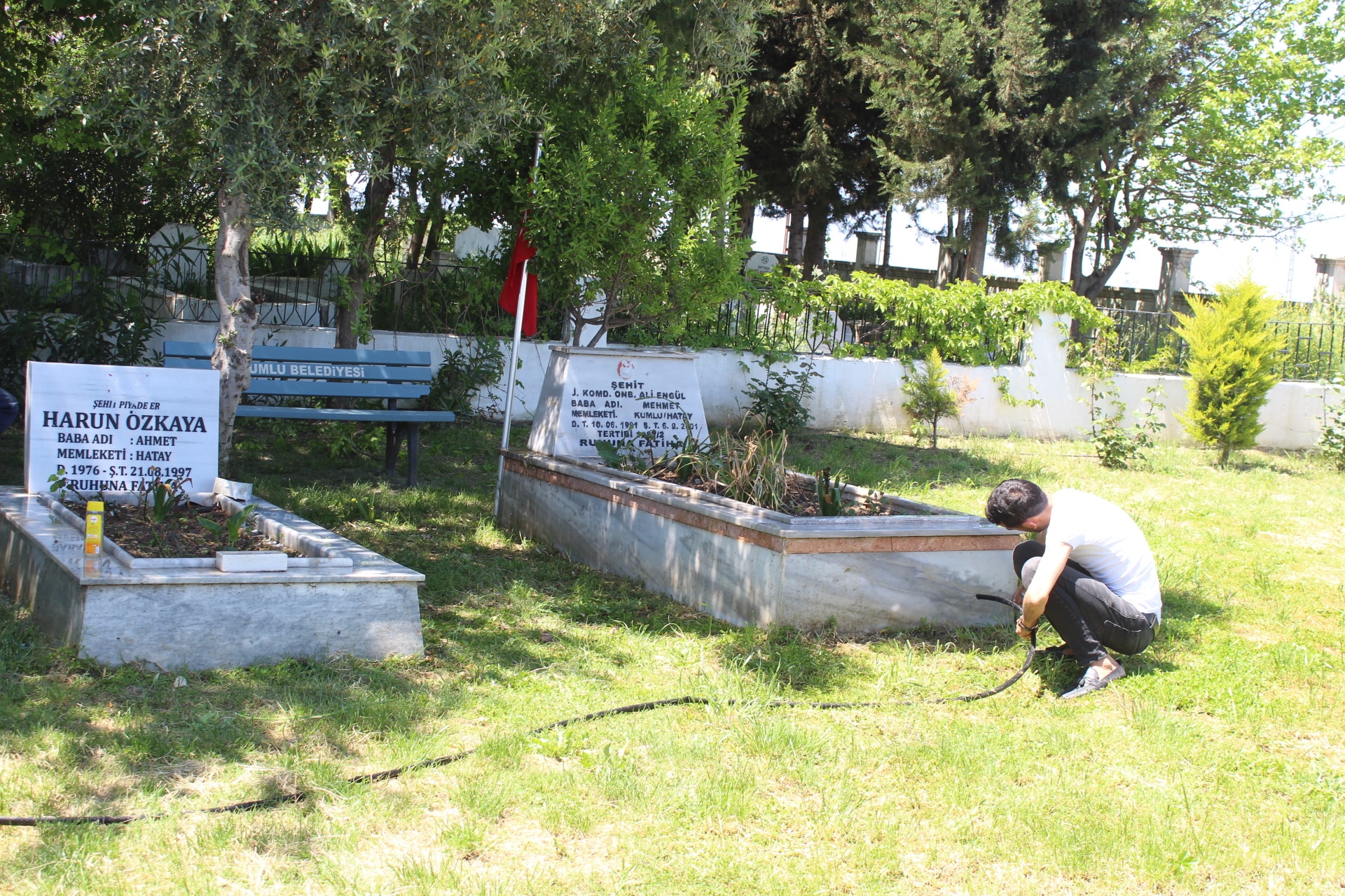 Kumlu şehitliğinde ki bayram bakımına başkan Mehmet Deli’de katıldı