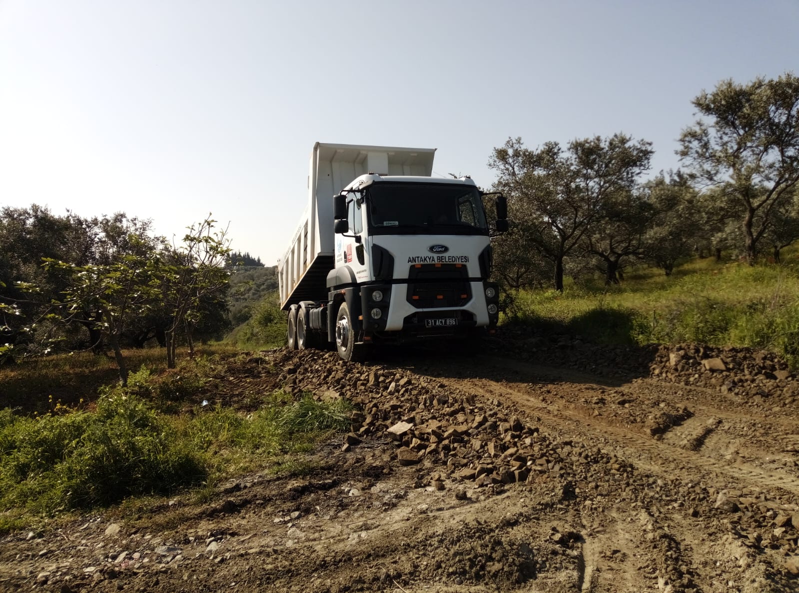 ANTAKYA BELEDİYESİ YOLLARI YENİLEMEYE DEVAM EDİYOR