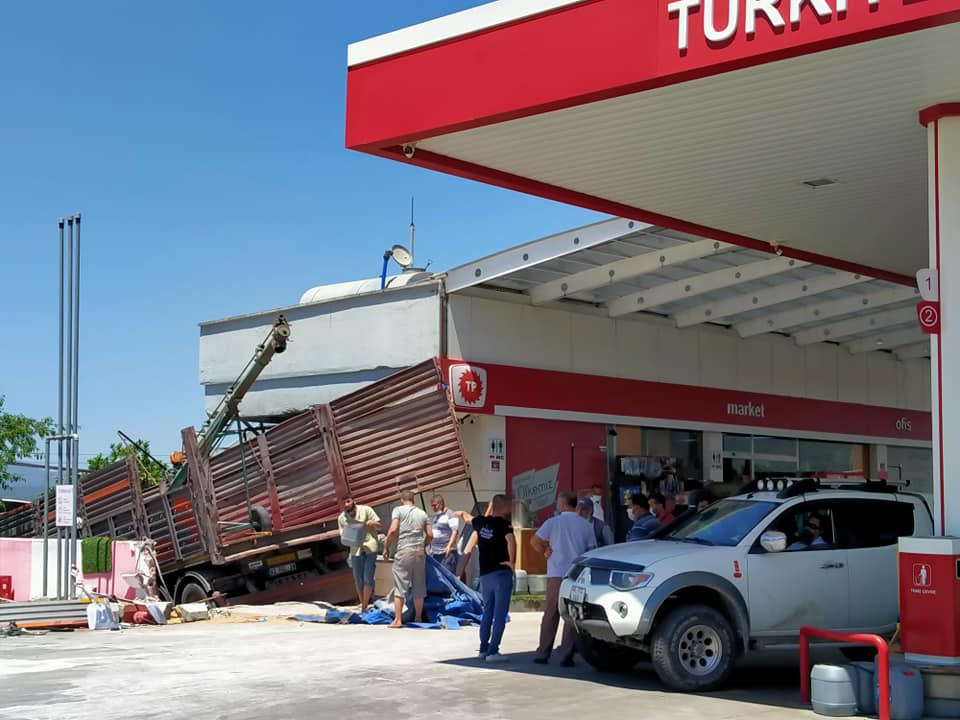 KONTROLDEN ÇIKAN TIR AKARYAKIT İSTASYONUNA DALDI!