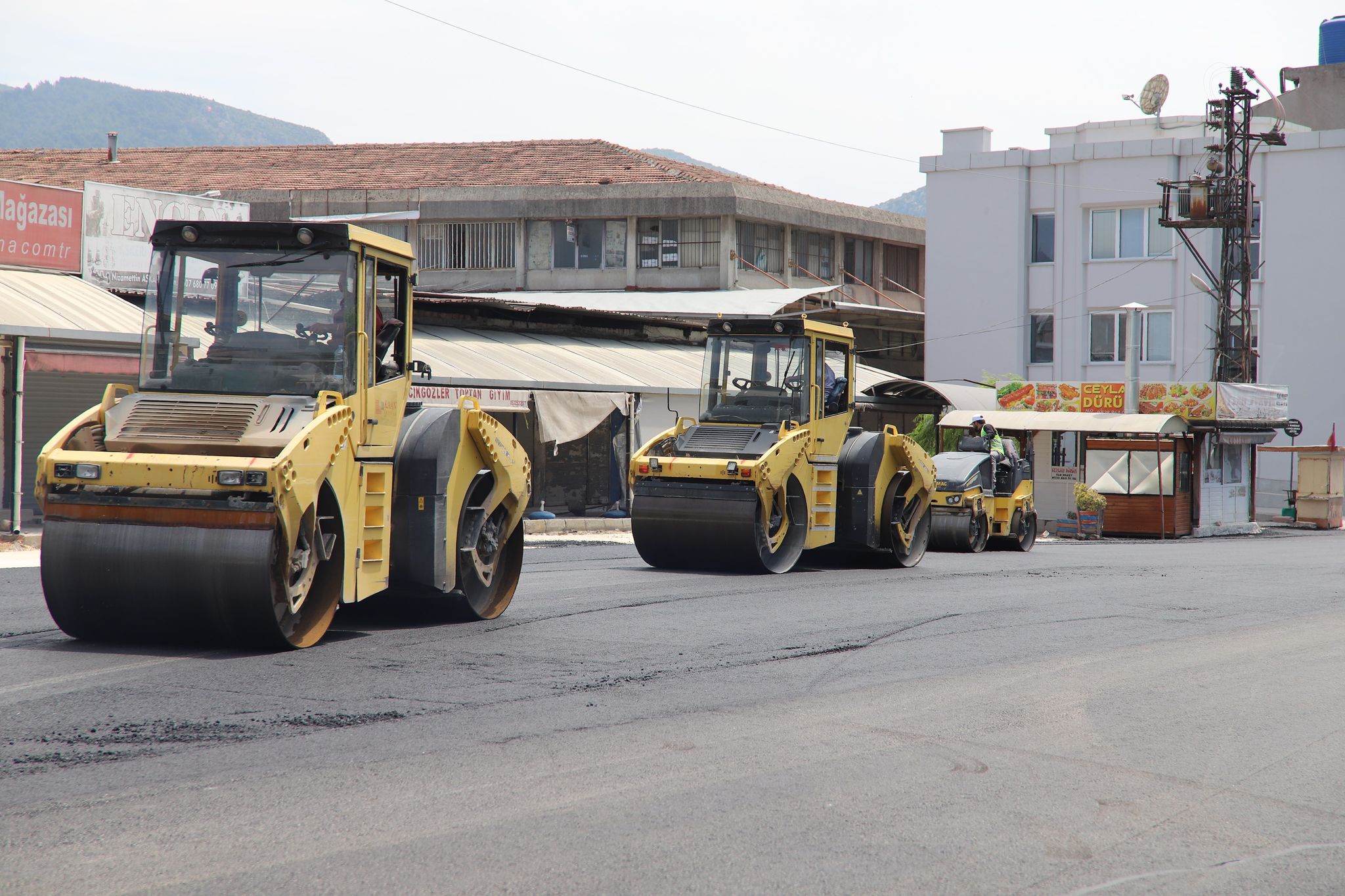 İSTİKLAL CADDESİ’NDE BETON ASFALT ÇALIŞMALARI TAMAMLANIYOR