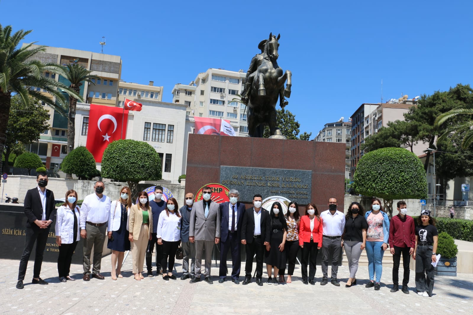 CHP, Eğitim İş ve ADD Hatay Atatürk büstüne çelenk sundu