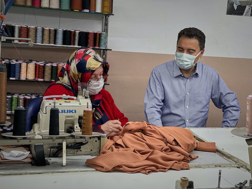 Babacan’dan maske üreten tekstil atölyesine ziyaret ’İşçiler hayat kurtarıyor’