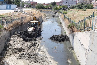 HBB’NİN HATAY’IN 15 İLÇESİNDE DERE VE YAĞMUR SUYU KANAL TEMİZLİĞİ ÇALIŞMALARI DEVAM EDİYOR