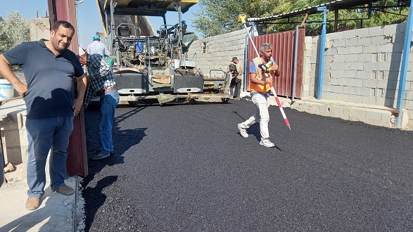 Kumlu’da sıcak asfalt çalışmaları sürüyor
