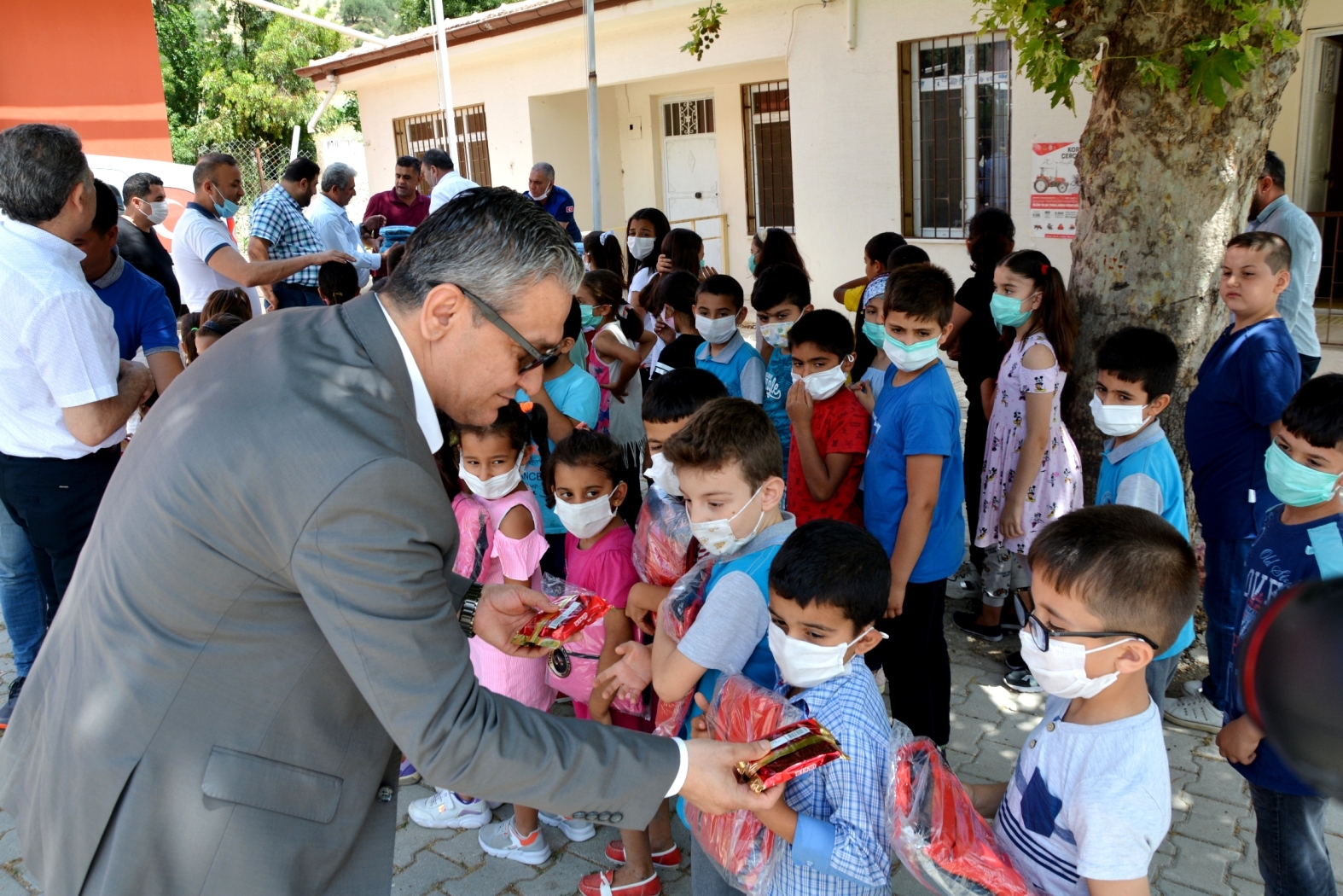 Belediye Başkanı İbrahim Gül’den öğrencilere hediye