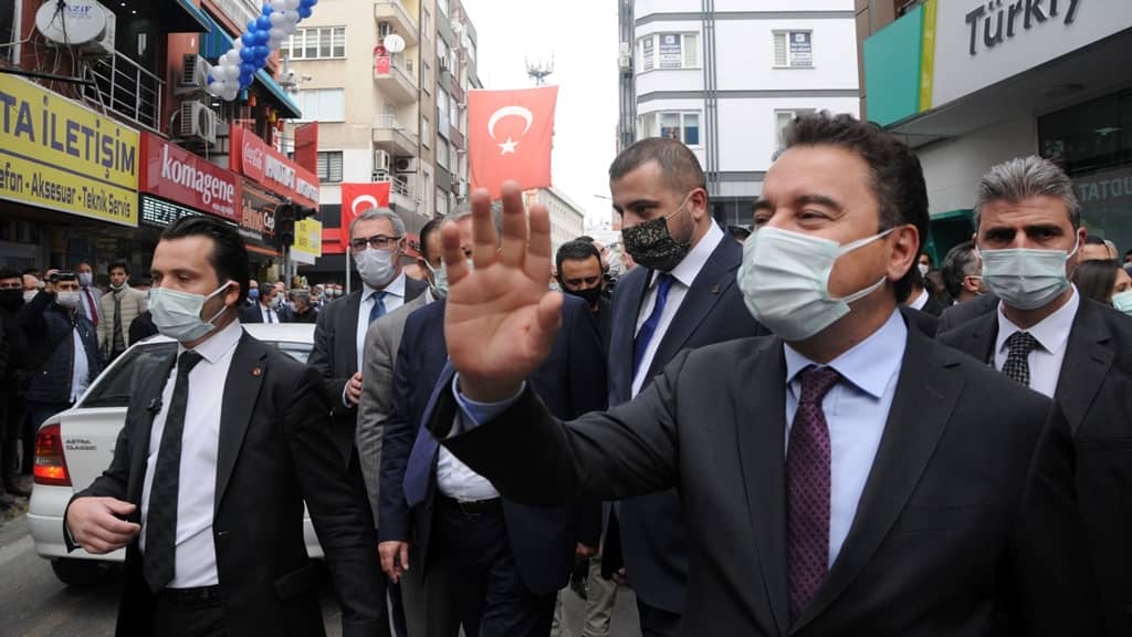 17 YAŞINDAKİ MARDİNLİ GENÇTEN BABACAN’A: ’AK Parti’den bıktık, bu ülkede yaşamak stresli’