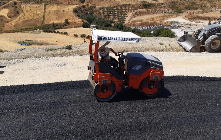 Antakya’da asfalt serim çalışmaları sürüyor