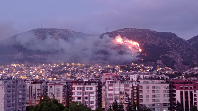 Hatay’da aynı anda iki büyük yangın