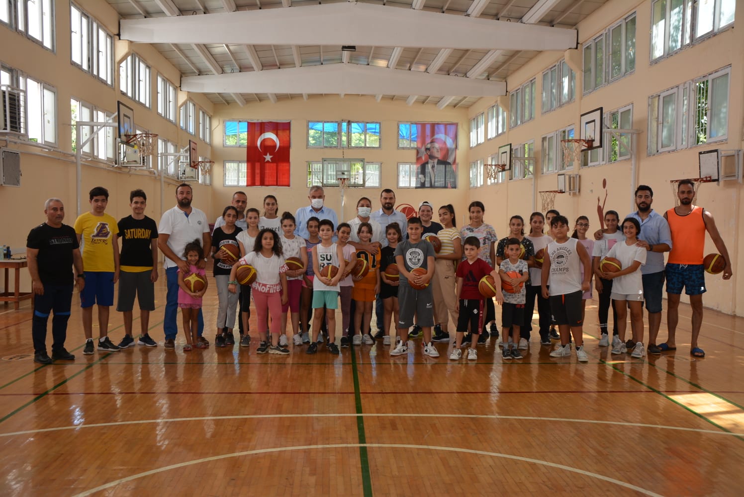 Başkan Yılmaz’ın üç puanlık basket atışı büyük alkış aldı