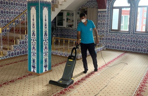 İbadethanelerde temizlik çalışmaları titizlikle yürütülüyor