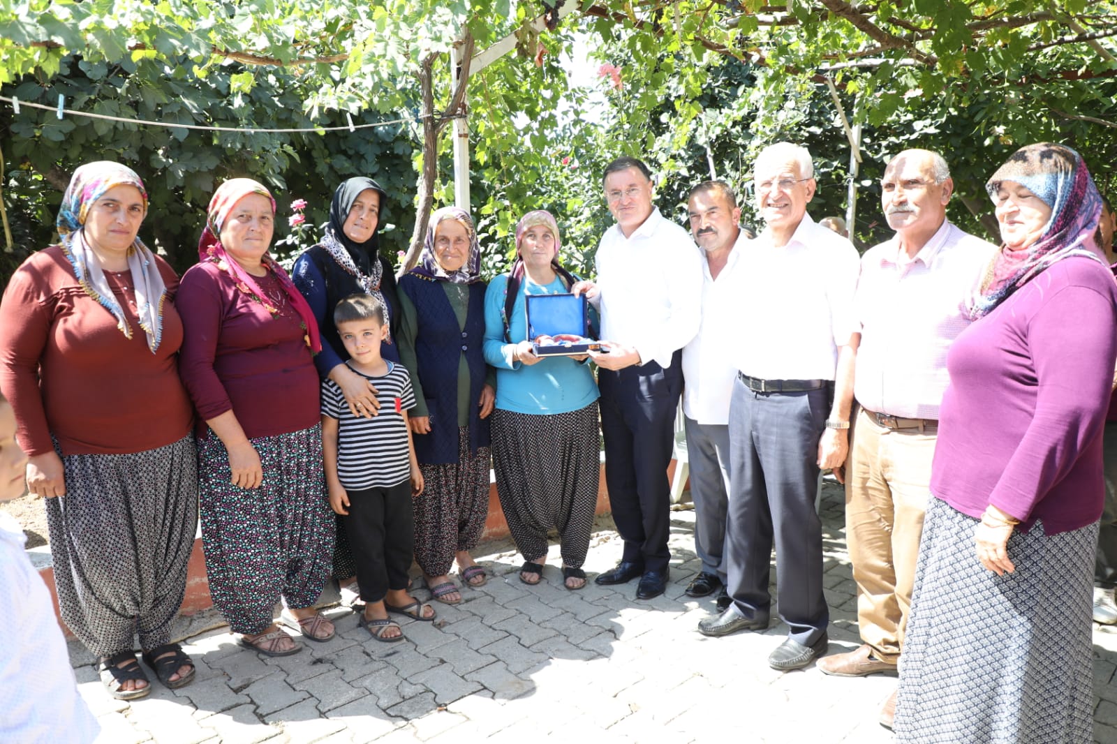 Başkan Savaş Arsuzlu hemşehrileri ile bir arada