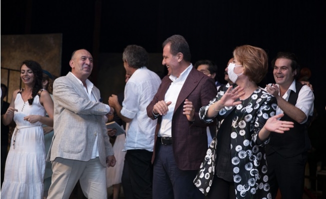 Mersin Büyükşehir Belediyesi şehir tiyatrosu perdelerini açtı