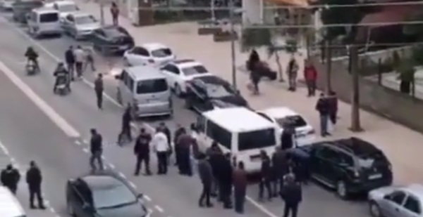Antakya Belediyesi önünde intihar girişimi  