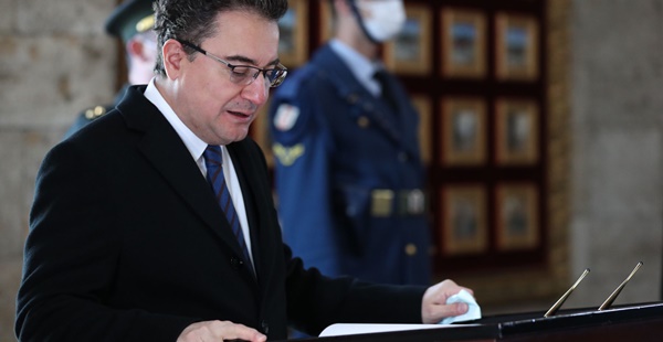 Ali Babacan, Anıtkabir özel defterini imzaladı