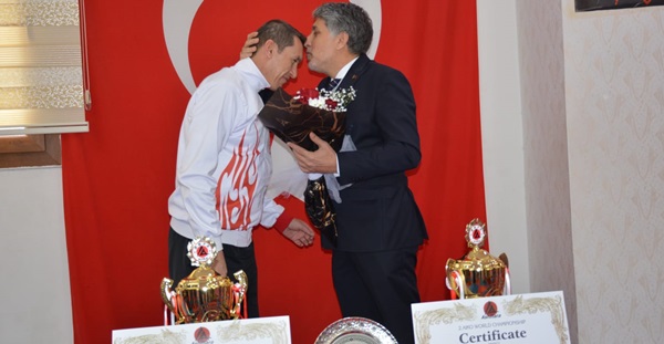 Başkan Yavuz dünya şampiyonlarını alınlarından öperek karşıladı