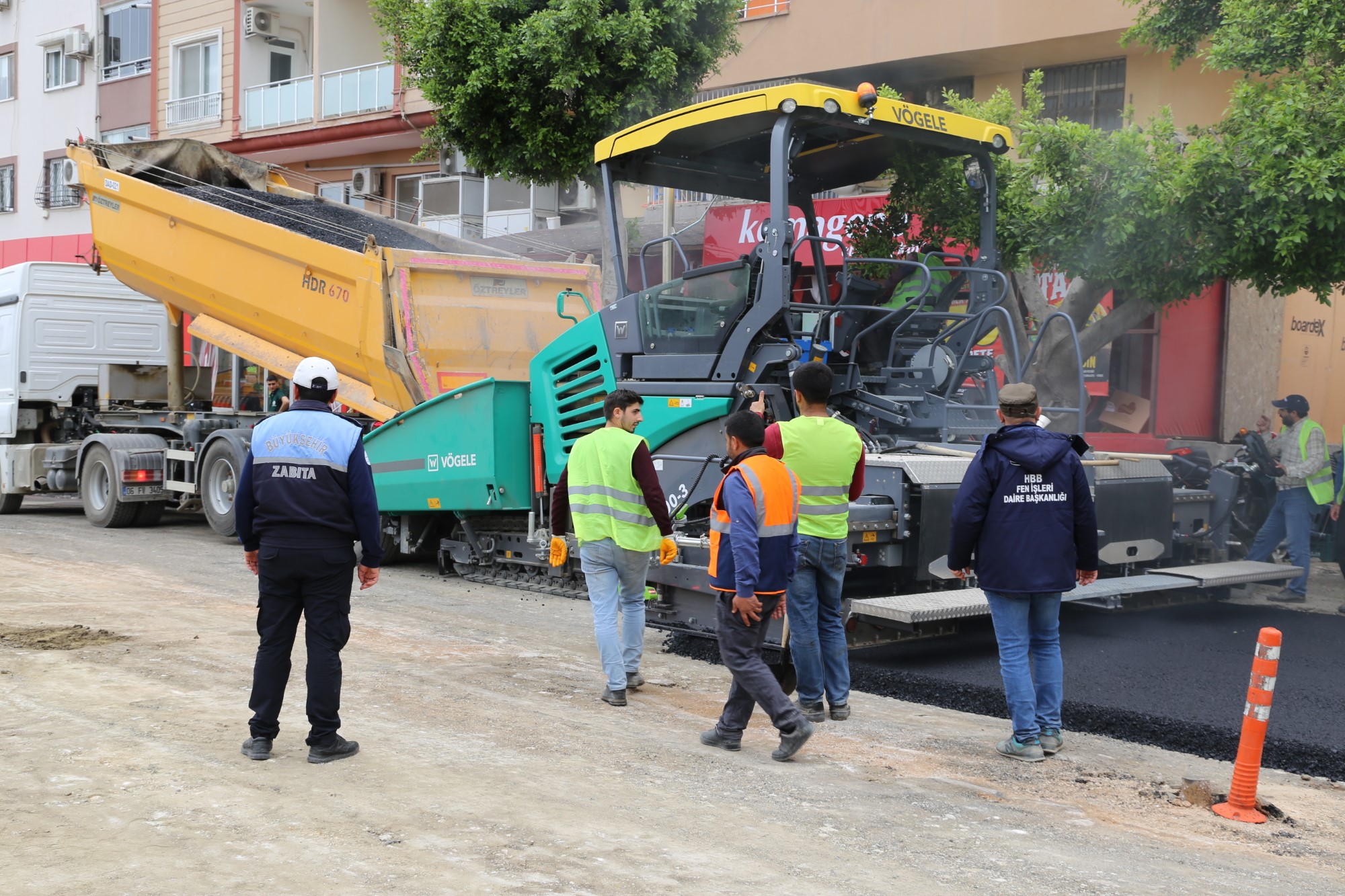 BÜYÜKŞEHİR’İN ASFALT SERİM ÇALIŞMALARI İSKENDERUN’DA