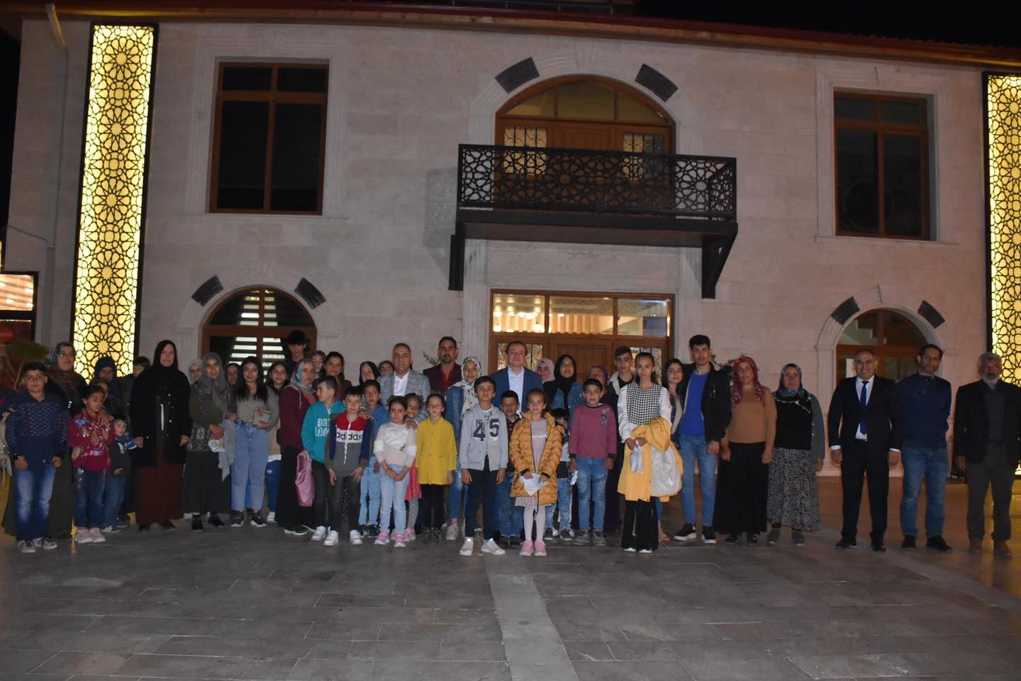 Sarı:”Yetim gülsün, dünya gülsün”