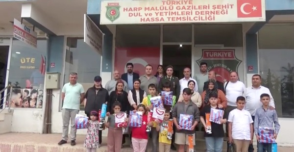 HASSA GARNİZON KOMUTANI ŞEHİT ÇOCUKLARINI UNUTMADI