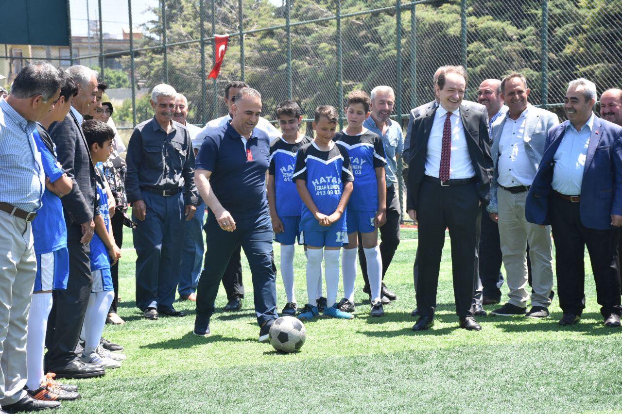 Başkan Sarı, Enek’te halı saha açılışı gerçekleştirdi