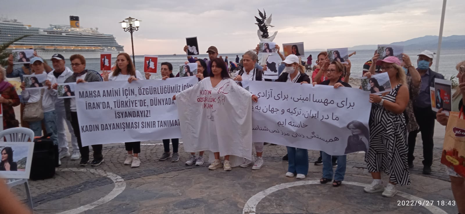 KADINLAR, İRANLI MAHSA AMİNİ’NİN ÖLÜMÜNÜ PROTESTO ETTİ