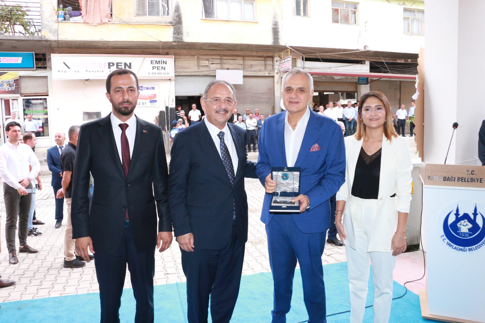 ÖZHASEKİ’DEN ÇİNÇİN’E PLAKET TAKDİMİ