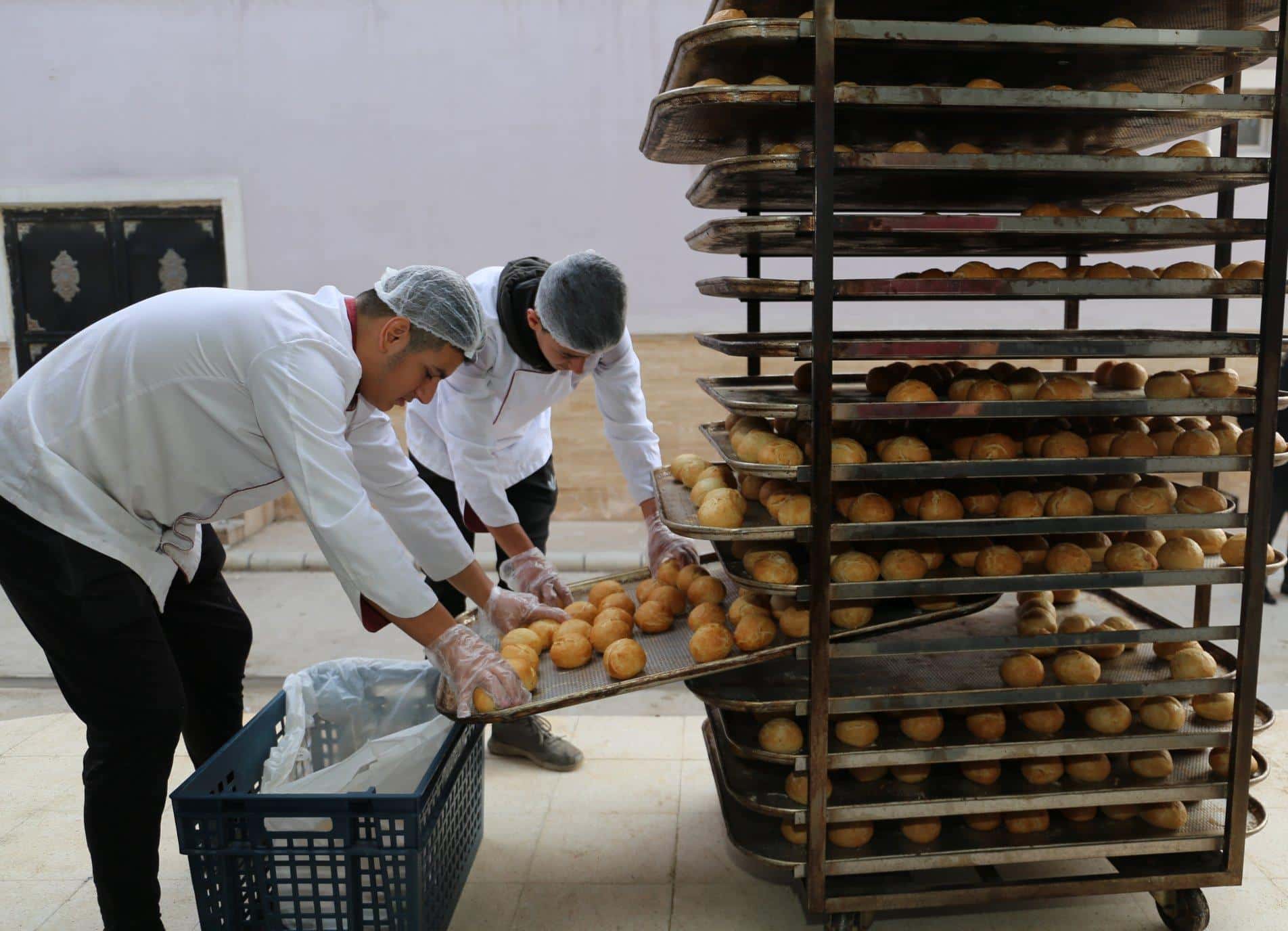 Hataylı Öğrenciler Günde 8 Bin Ekmek Üretiyor
