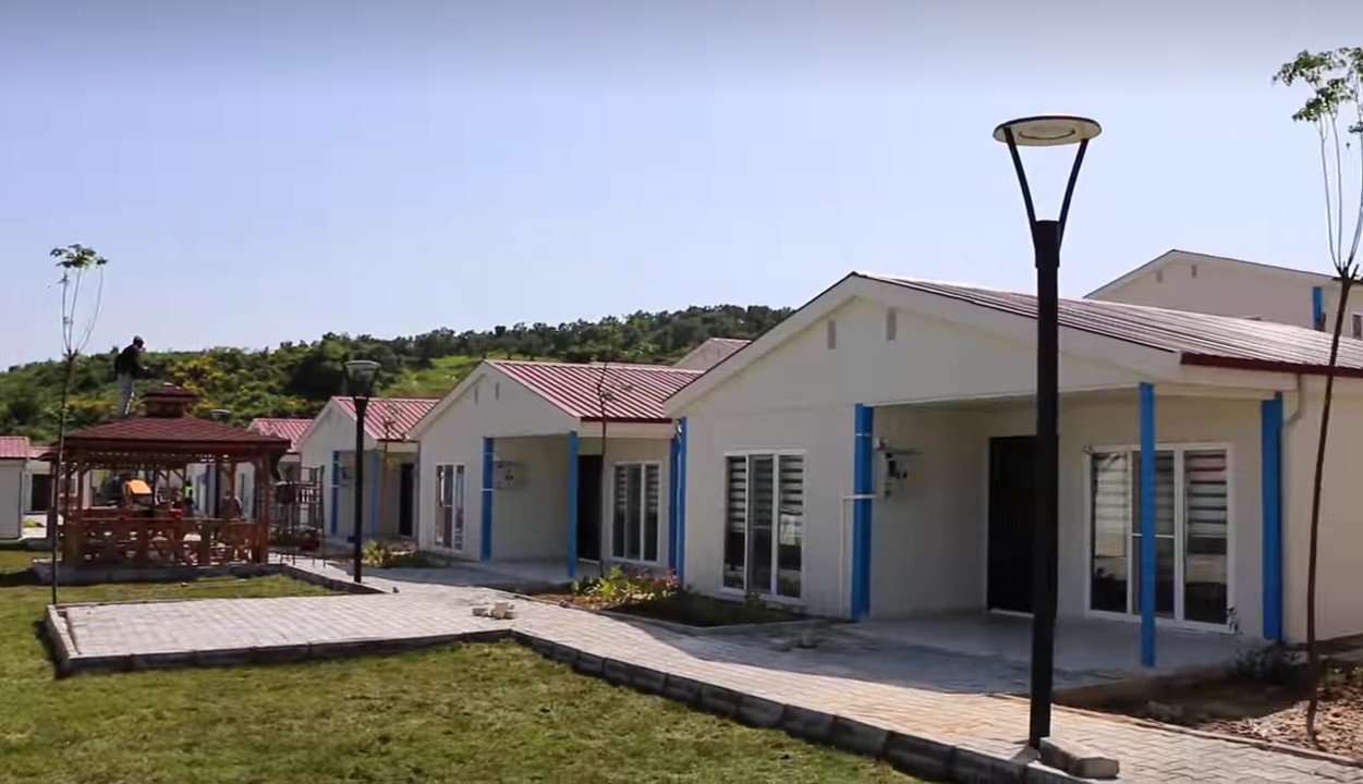 Başkan Savaş:”PREFABRİK EVLER HAK SAHİPLERİNE TESLİM EDİLECEK”