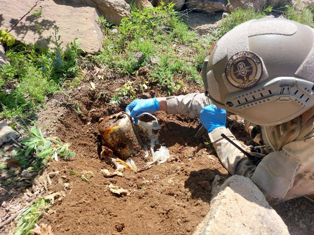 Bingöl’de PKK Terör Örgütüne Ait El Yapımı Patlayıcı Ele Geçirildi