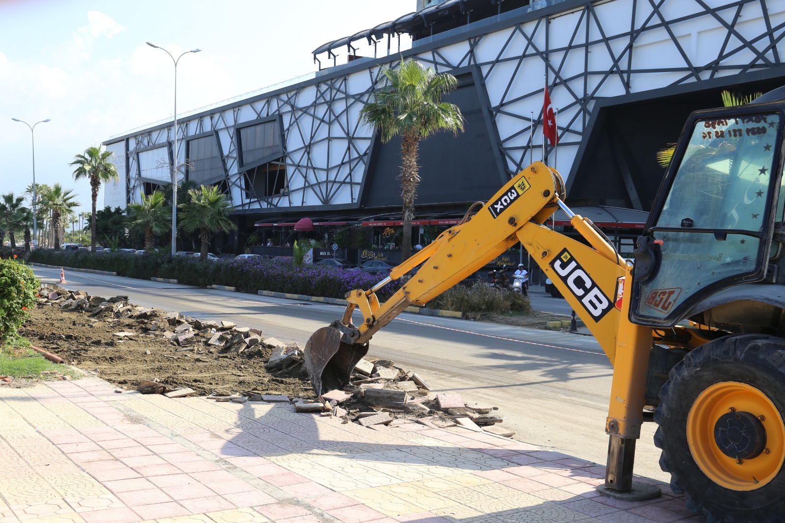 DEPREMDE ZARAR GÖREN İSKENDERUN SAHİLİNDEKİ KALDIRIMLAR YENİLENİYOR