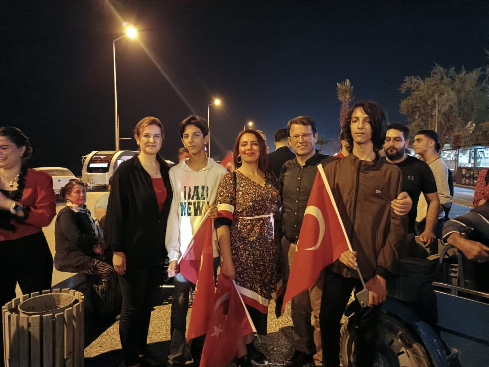 SAMANDAĞ HALKI CUMHURİYETE SAHİP ÇIKTI