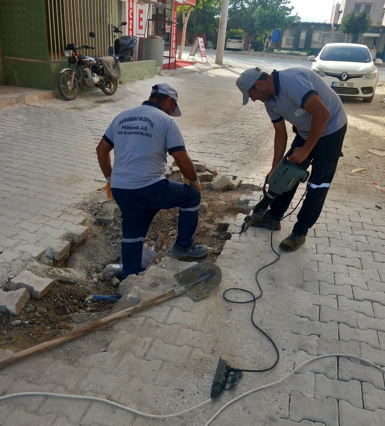 SAMANDAĞ’IN DÖRT BİR YANINDA YOL ÇALIŞMALARI İVEDİLİKLER SÜRÜYOR.