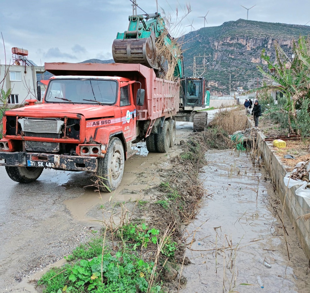 SAMANDAĞ BELEDİYESİ EKİPLERİ HUMMALI ÇALIŞMALARINI SÜRDÜRÜYORLAR