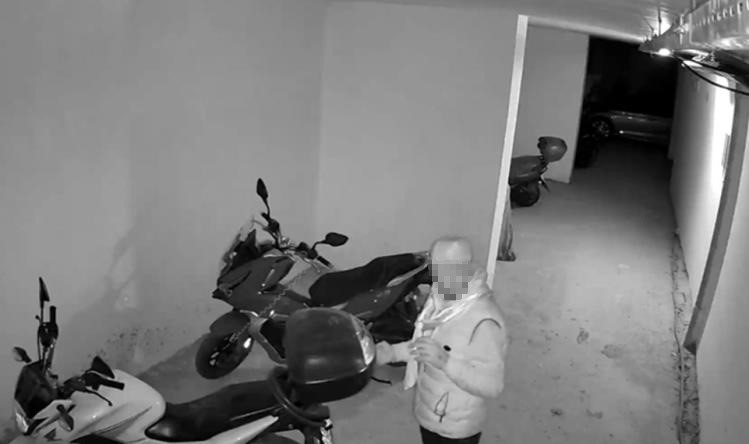 Motosiklet hırsızı son işinde kameralara yakalandı