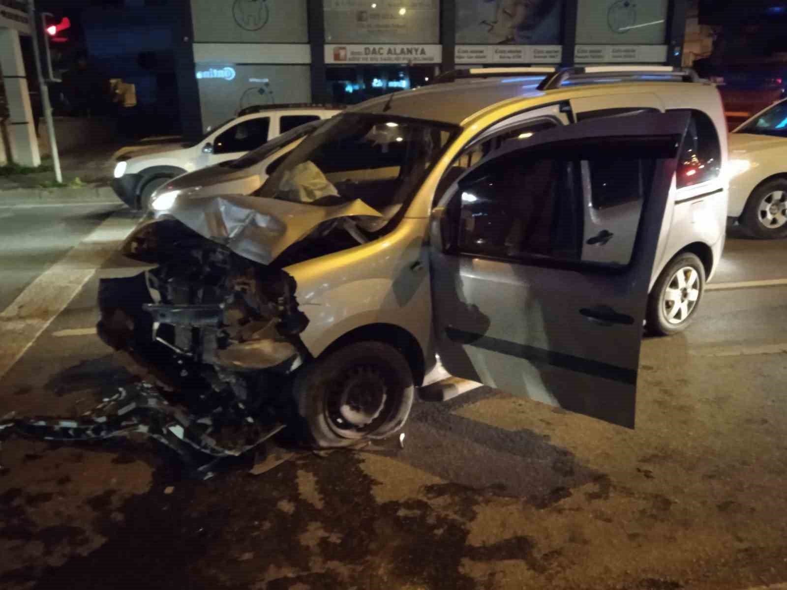 Trafik ışıklarında araçları hurdaya çeviren kazada yaralanan olmadı