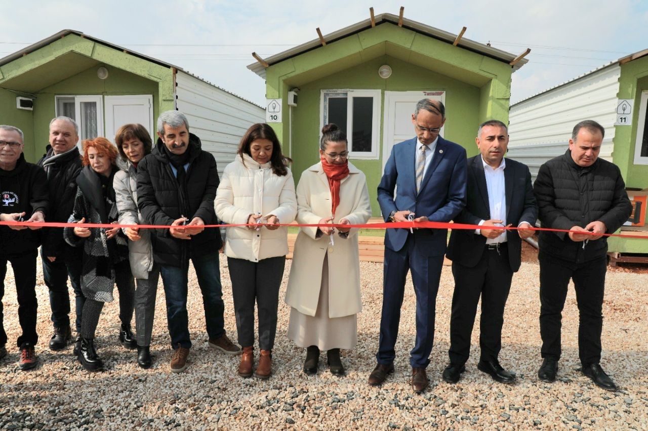 HBB KATKILARIYLA DEFNE’DE, YAŞAM ALANLARI GİRİŞİM DERNEĞİ TARAFINDAN YAPILAN AHŞAP EVLERİN ANAHTAR TESLİM TÖRENİ GERÇEKLEŞTİ