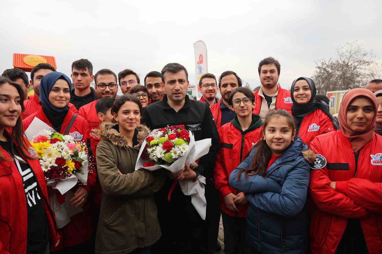 Bayraktar, Kahramanmaraş’ta depremzedelerle buluştu