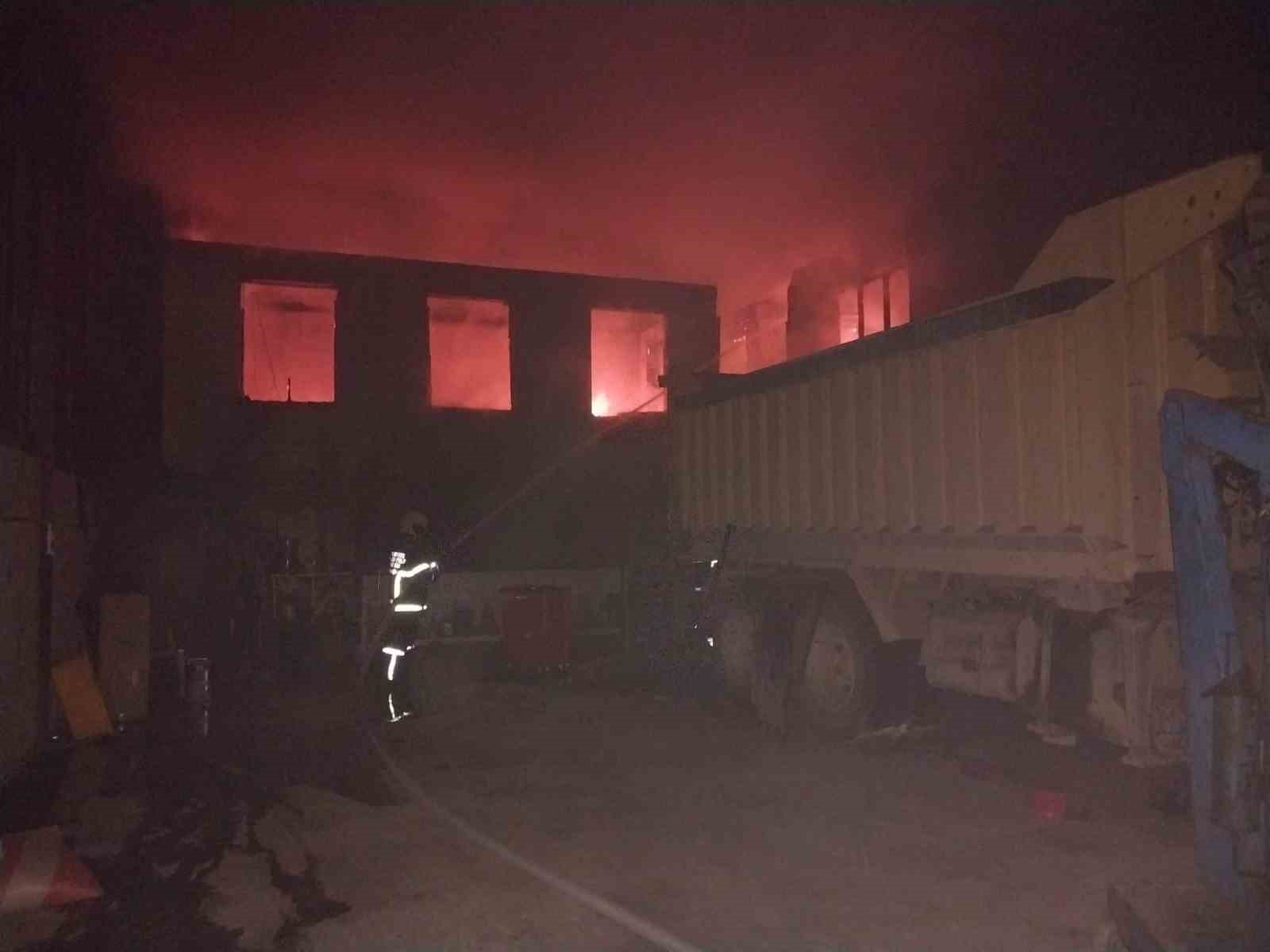 Burdur’da çıkan yangında 6 iş yeri zarar gördü