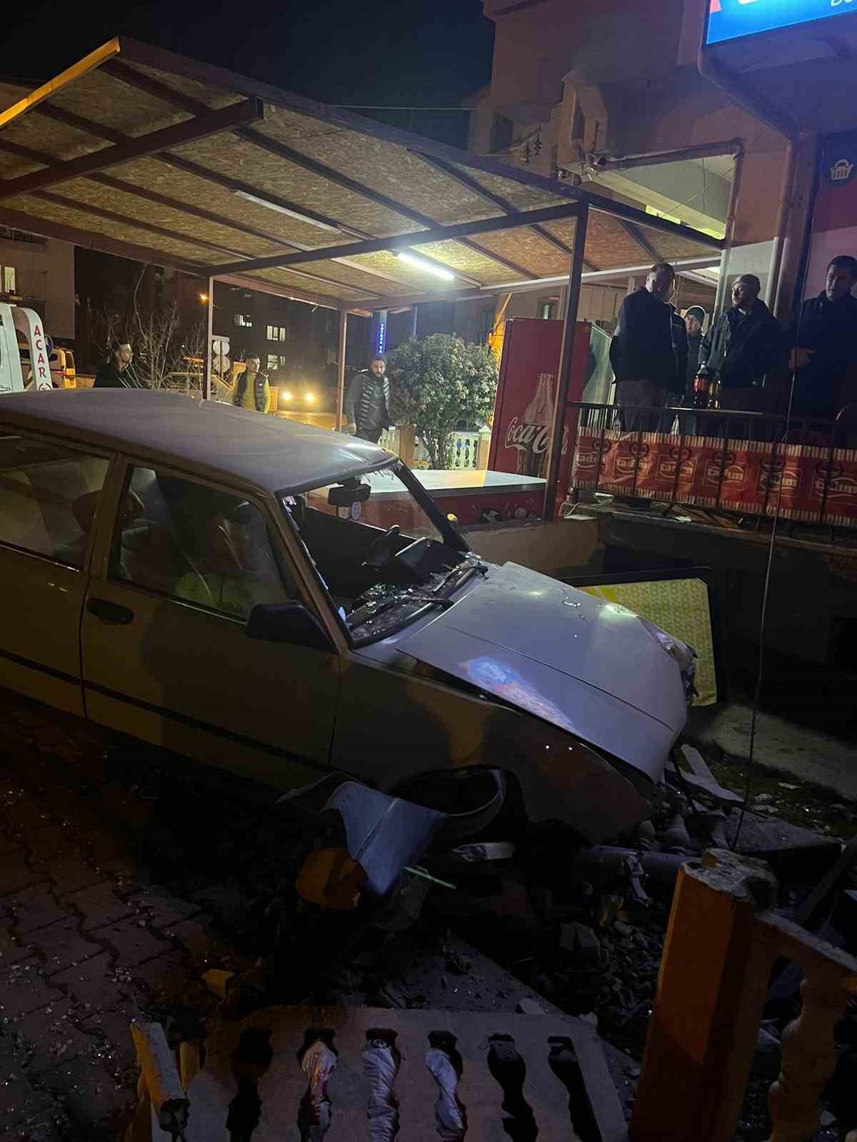 Burdur’da virajı alamayan otomobil bahçeye daldı