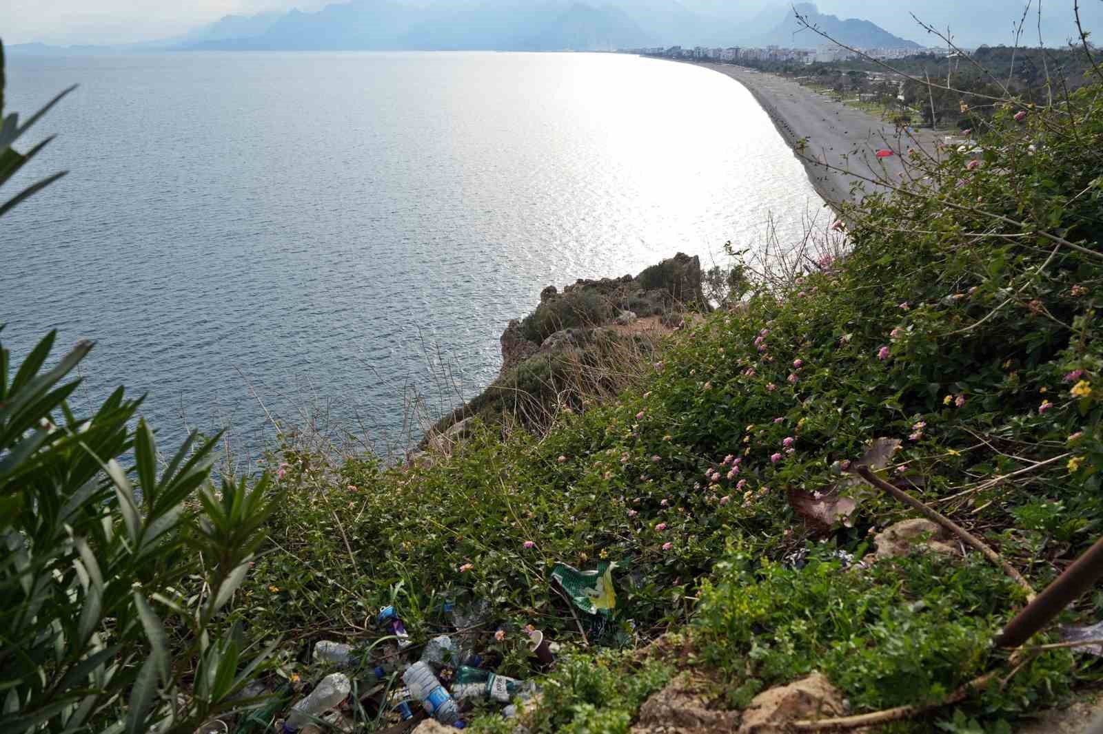 Dünyaca ünlü sahili kuşbakışı gören seyir alanındaki çöpler profesörü çileden çıkardı